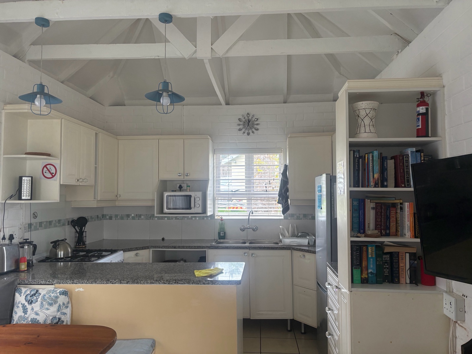 Kitchen under the vaulted ceiling