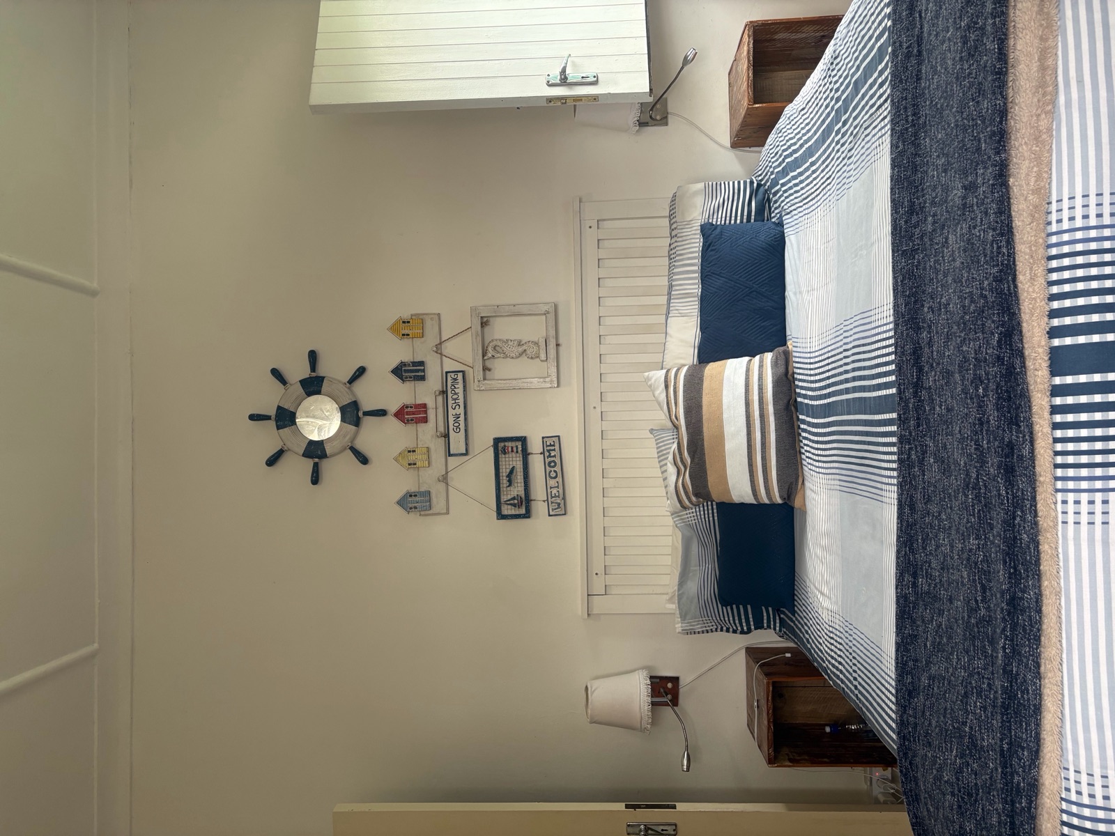 Main bedroom with a queen bed